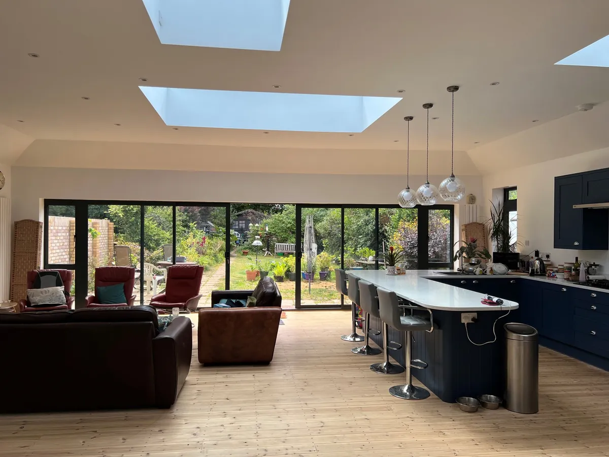 AluK BSC94 HI sliding doors across a kitchen extension